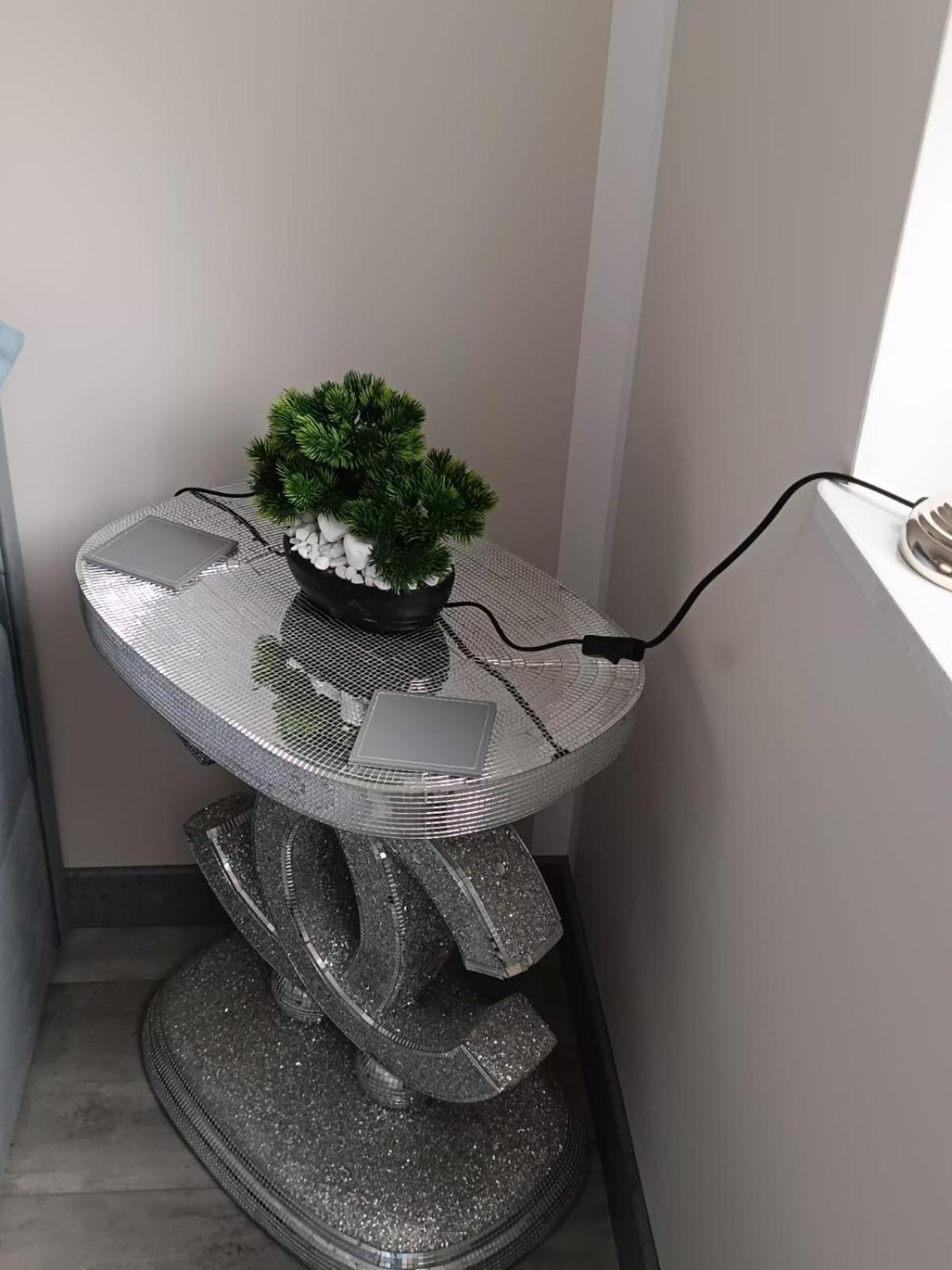 Zakatek Free Parking, Ochrona Apartment