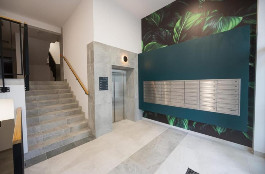 Zakatek Free Parking, Ochrona Apartment